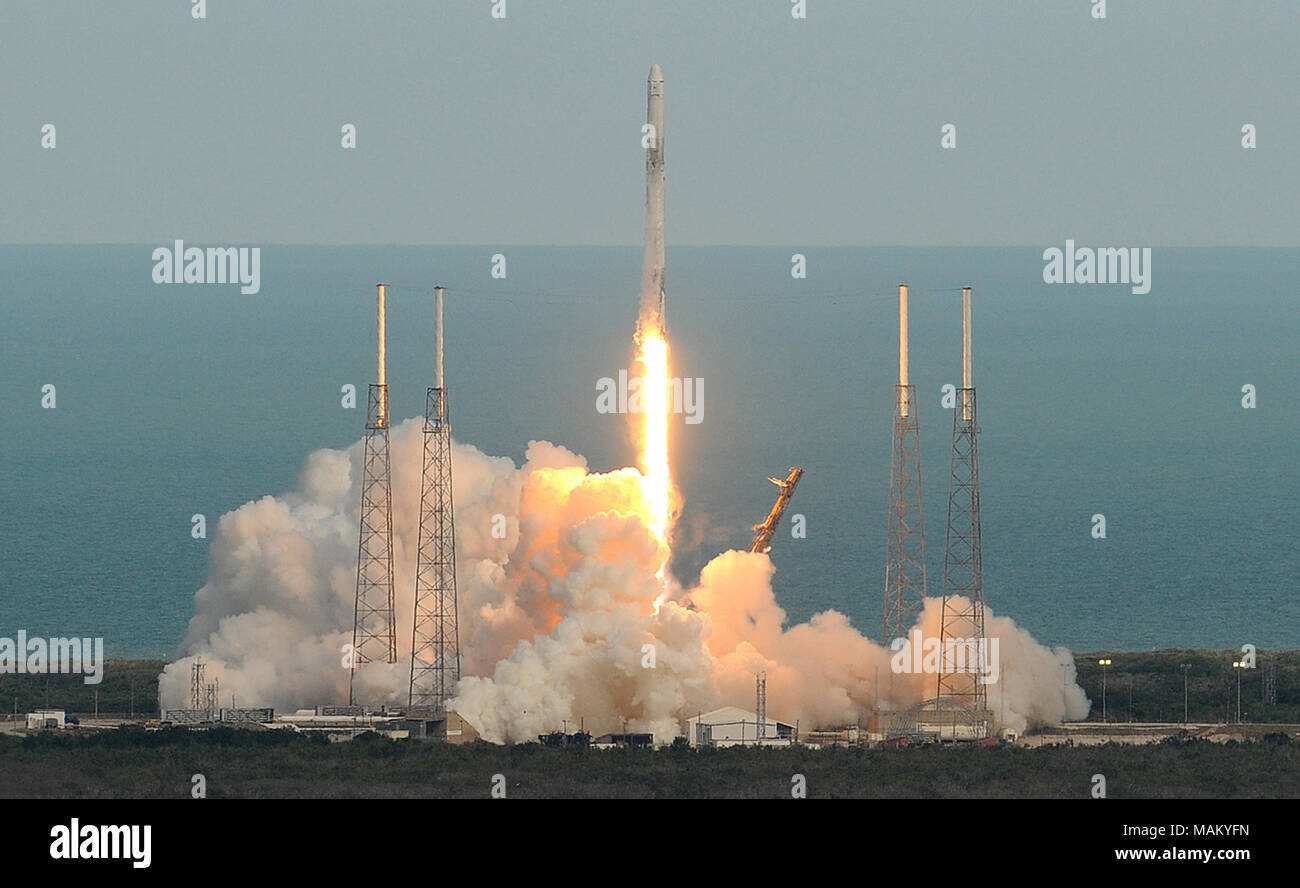 Cape Canaveral, Florida, United States. April 2, 2018 - A SpaceX Falcon 9 rocket launches successfully on April 2, 2018 from launch complex 40 at Cape Canaveral Air Force Station in Florida. The rocket is carrying a Dragon spacecraft containing 5,800 pounds of supplies for the International Space Station (ISS). This is the 14th ISS resupply mission by SpaceX for NASA. (Paul Hennessy/Alamy) Credit: Paul Hennessy/Alamy Live News Stock Photo