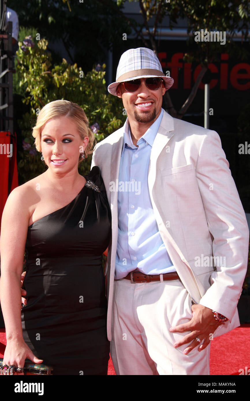 FILE PHOTO KENDRA WILKINSON ANNOUNCES SPLIT FROM HANK BASKETT file-photo-kendra-wilkinson-announces-split-from-hank-baskett