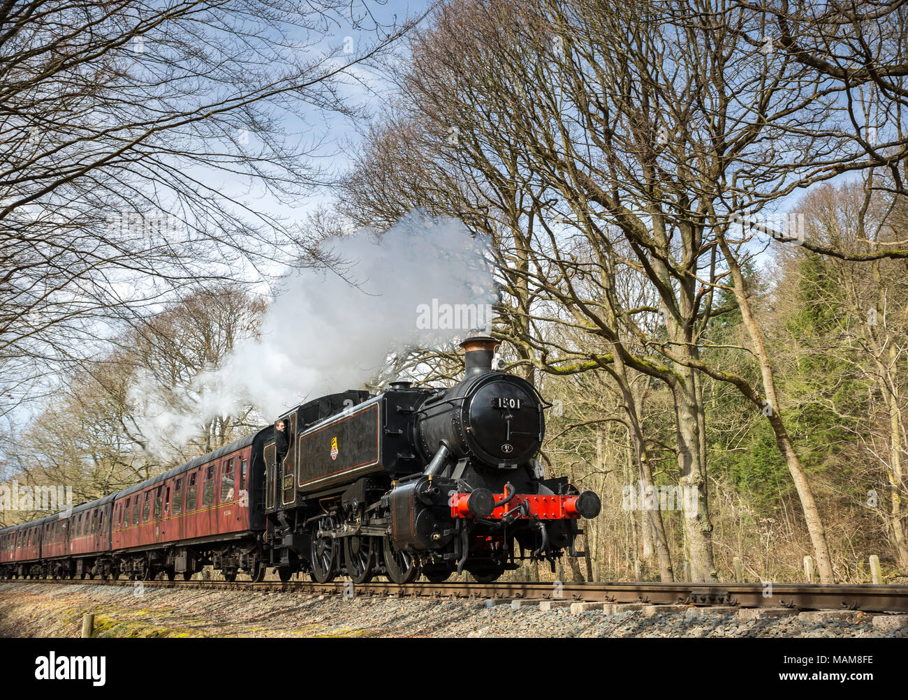 Kidderminster, UK. 3rd April, 2018. UK weather: after disappointing weather over the Easter bank holiday weekend, travellers on the Severn Valley Railway enjoy some welcome sunshine today. The vintage UK steam train 1501 is approaching on this heritage railway line in a moment of glorious, spring sunshine passing through the beautiful Worcestershire countryside. Credit: Lee Hudson/Alamy Live News Stock Photo