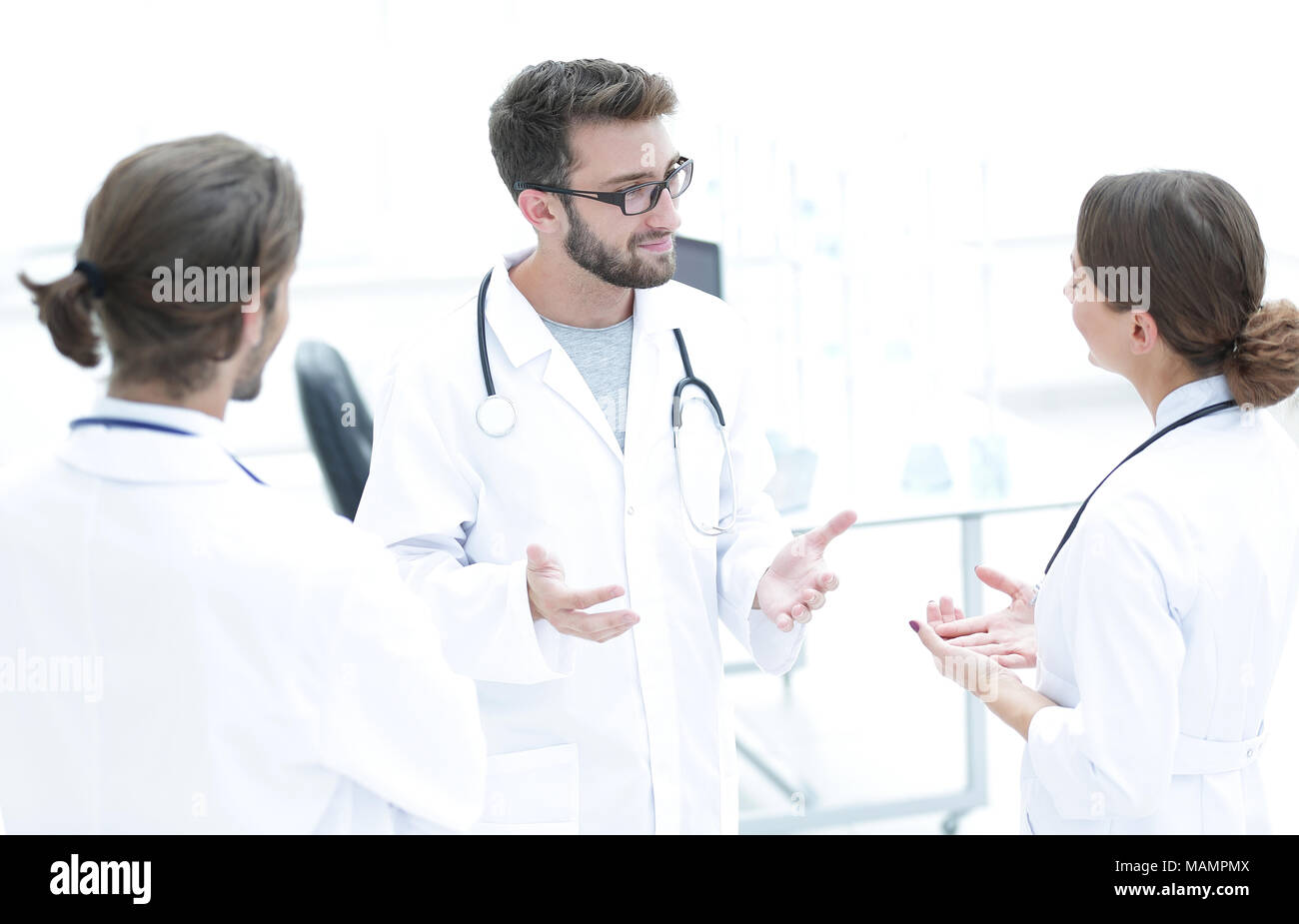 Medical staff discuss in a modern hospital room Stock Photo - Alamy
