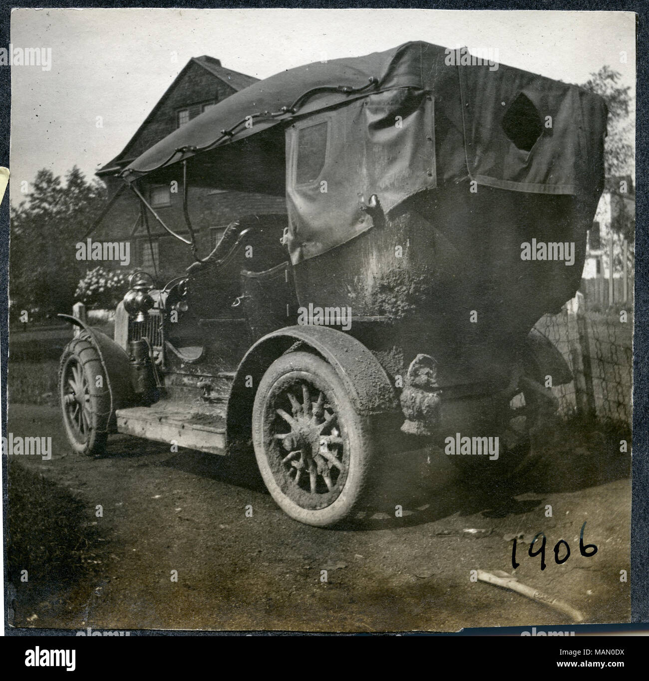 Title: 1906 Pope Toledo automobile seen from the back, coated in mud.  . 1906. Stock Photo
