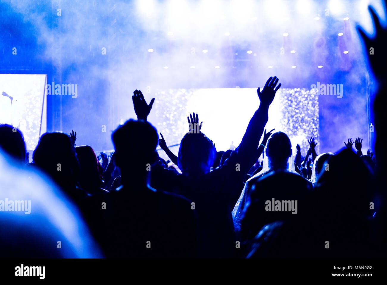 Crowd arms raised clap hi-res stock photography and images - Alamy