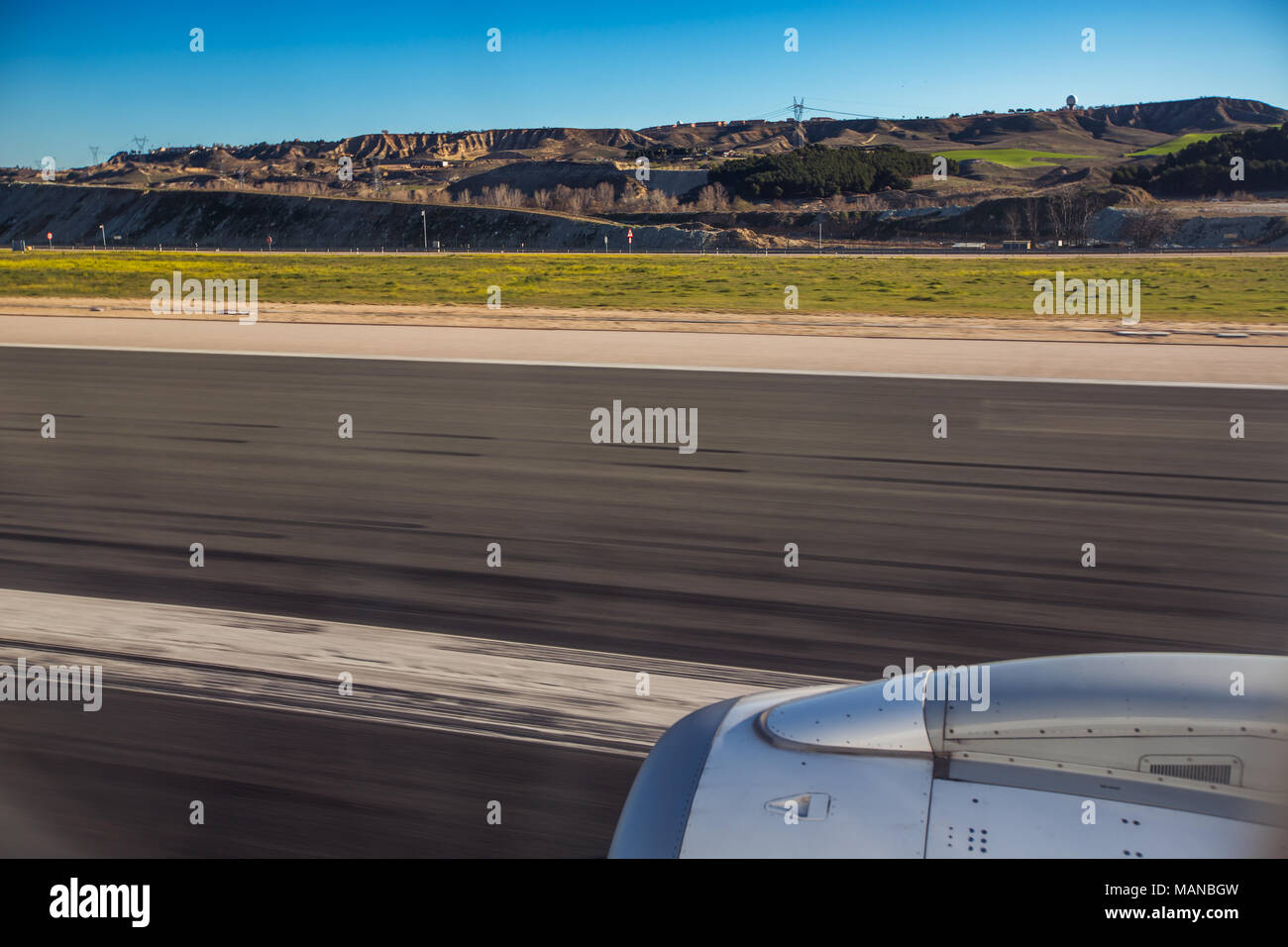 Aerial view of landing aircraft hi-res stock photography and images - Alamy