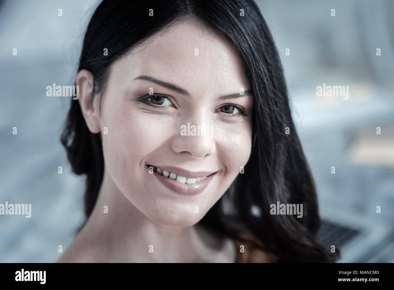 Portrait of a beautiful young woman smiling Stock Photo - Alamy