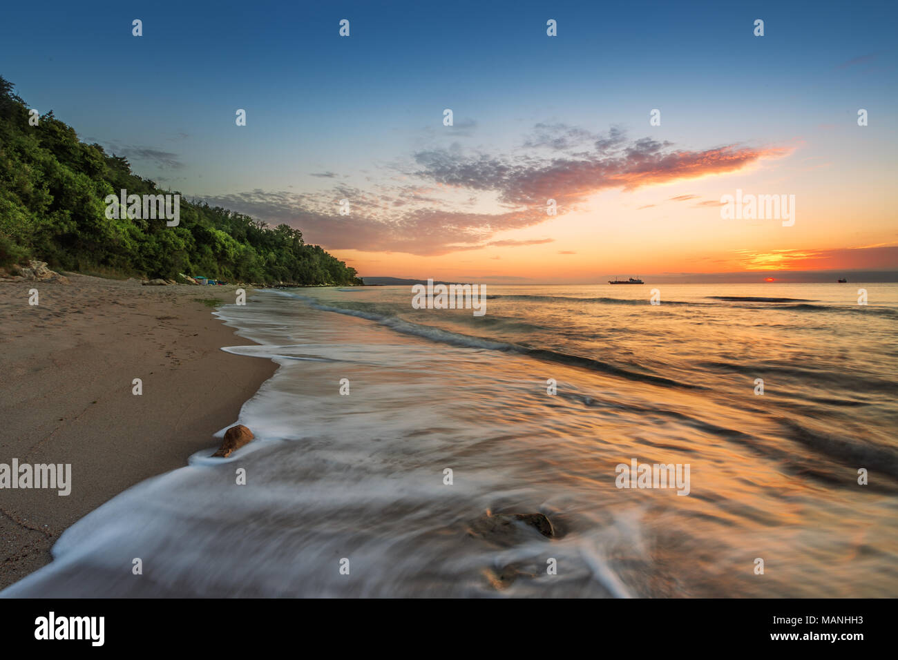 Scenic shot cliff beach waves hi-res stock photography and images - Alamy
