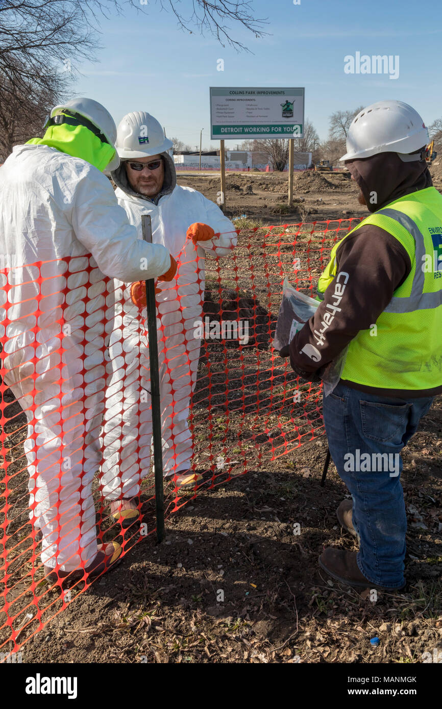 Detroit, Michigan - Workers set up a fence around Collins Park as the Environmental Protection Agency removes lead-contaminated soil. The contaminatio Stock Photo