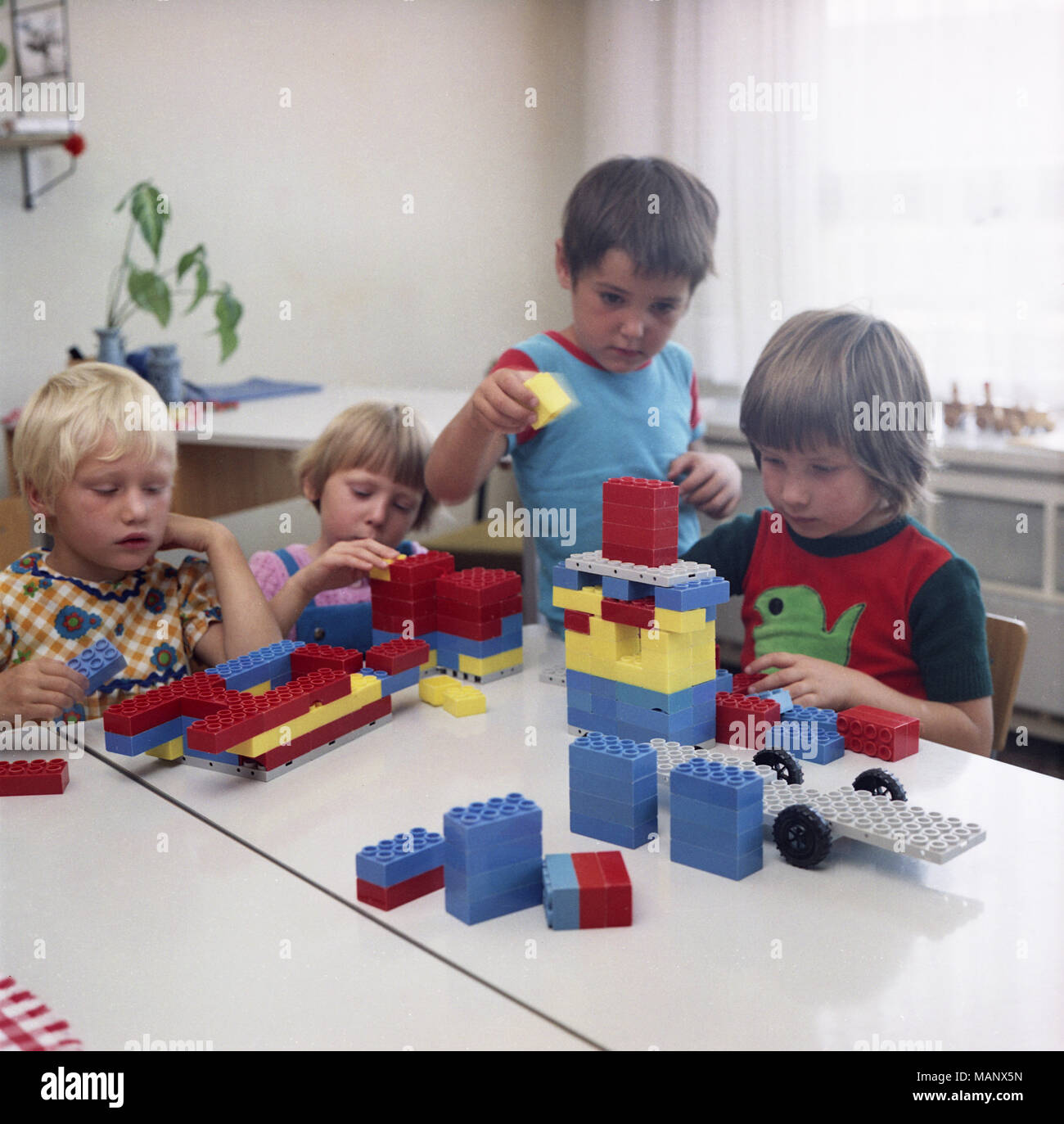 Eisenach, GDR, kindergarten children play with PEBE stones Stock Photo