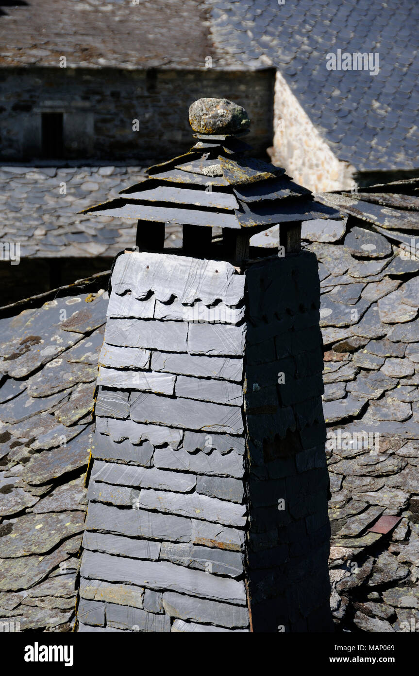 Chimney made of schist. Pereda de Ancares, León. Castilla y León, Spain Stock Photo