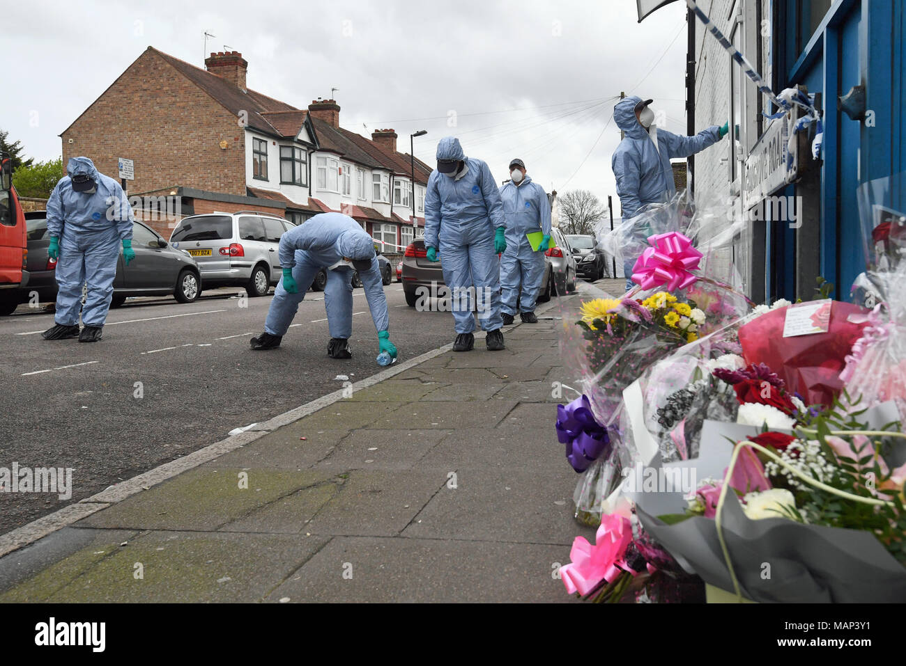 Forensic officers search chalgrove road in tottenham hires stock photography and images Alamy
