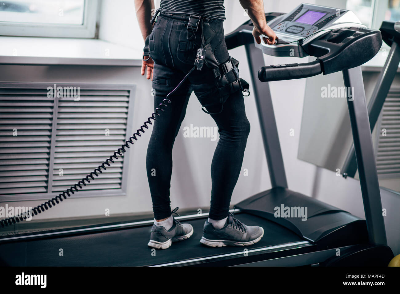 https://c8.alamy.com/comp/MAPF4D/man-in-electric-muscle-stimulation-suit-for-ems-training-running-on-treadmill-MAPF4D.jpg