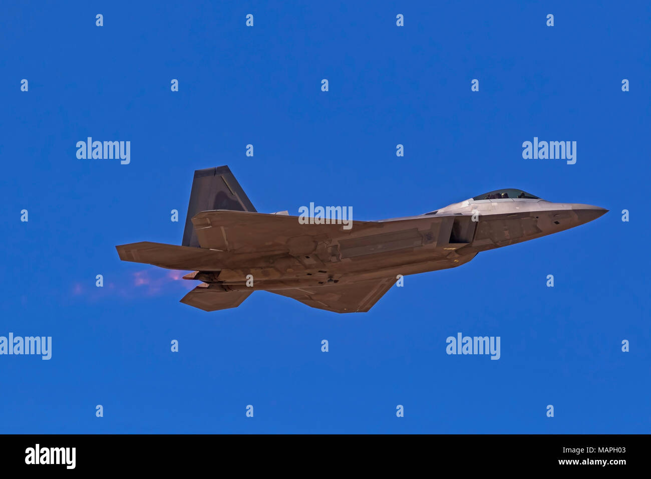Airplane F-22 Raptor stealth jet fighter Stock Photo - Alamy
