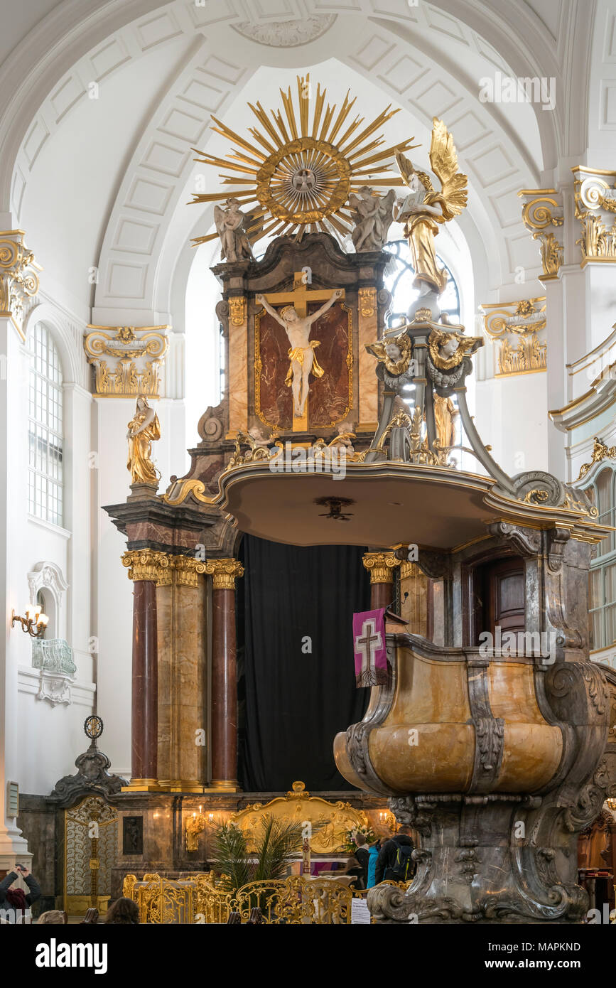 Altar mit Kruzifix in der evangelischen Hauptkirche Sankt Michaelis oder Michel in der Freien Hansestadt Hamburg, Deutschland | altar and cruzifix, Pr Stock Photo