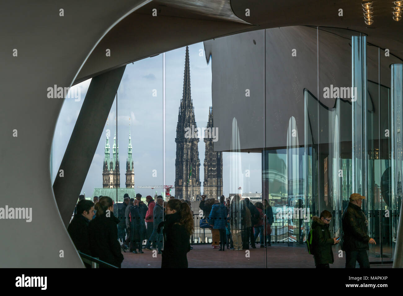 Besucher in der Elbphilharmonie mit Rathausturm und Mahnmal St. Nikolai,  Freie Hansestadt Hamburg, Deutschland |  Visitors at the Elbe Philharmonic H Stock Photo