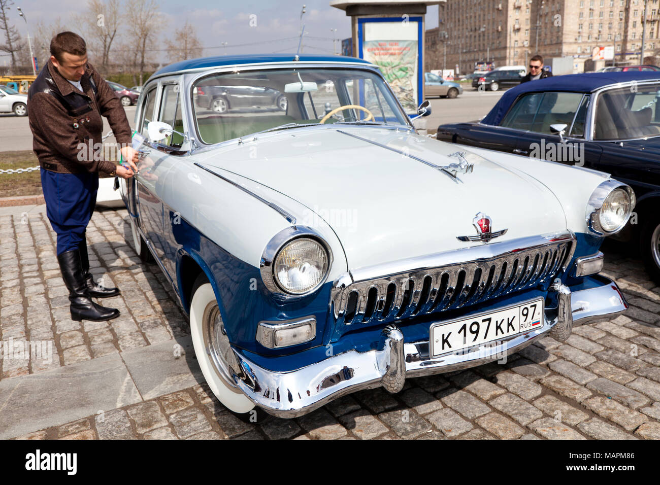 The owner closes the retro soviet car "Volga" GAZ-21 to the rally of  classic cars at Poklonnaya Gora, Moscow, Russia Stock Photo - Alamy