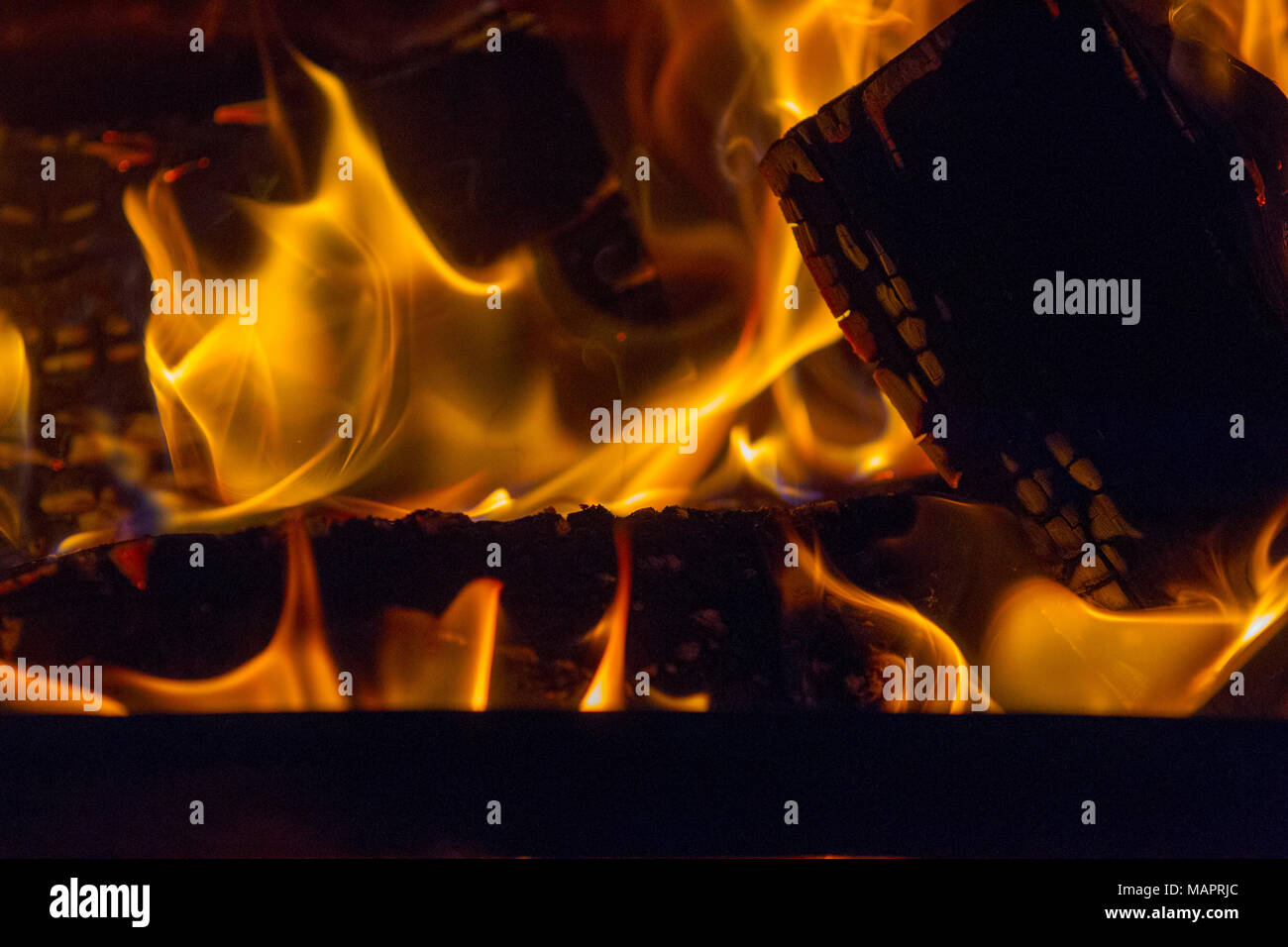 Burning fire in fireplace warmth hi res stock photography and images Burning fire in fireplace warmth hi res stock photography and images