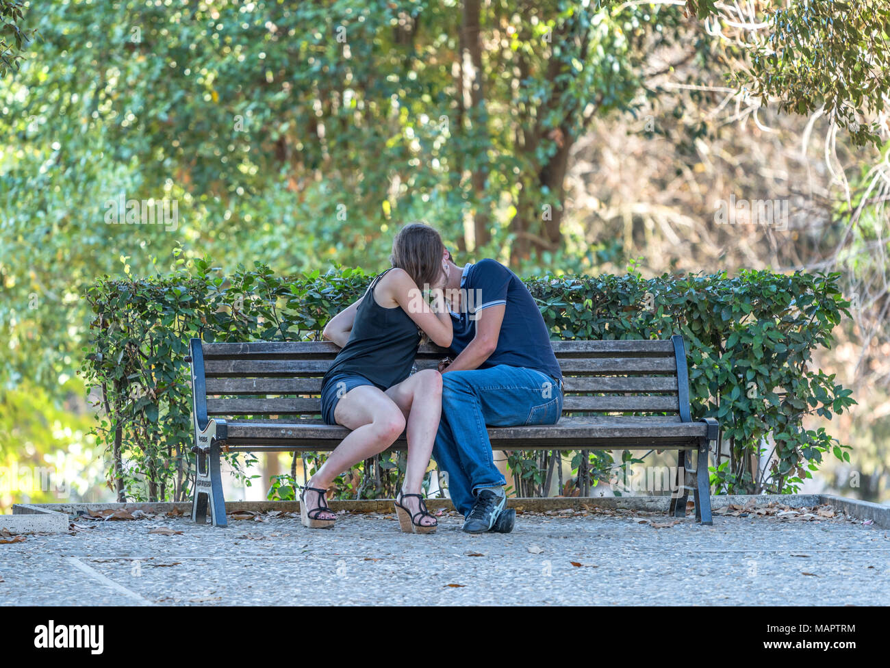 Couple kiss park hi-res stock photography and images - Alamy