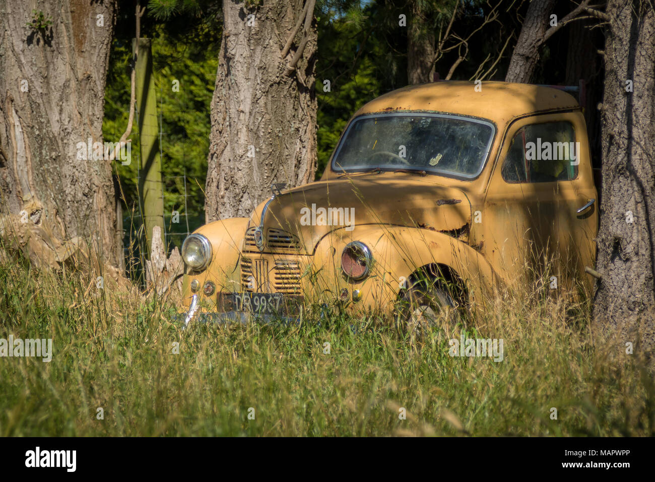 Yellow vintage truck hi-res stock photography and images - Alamy