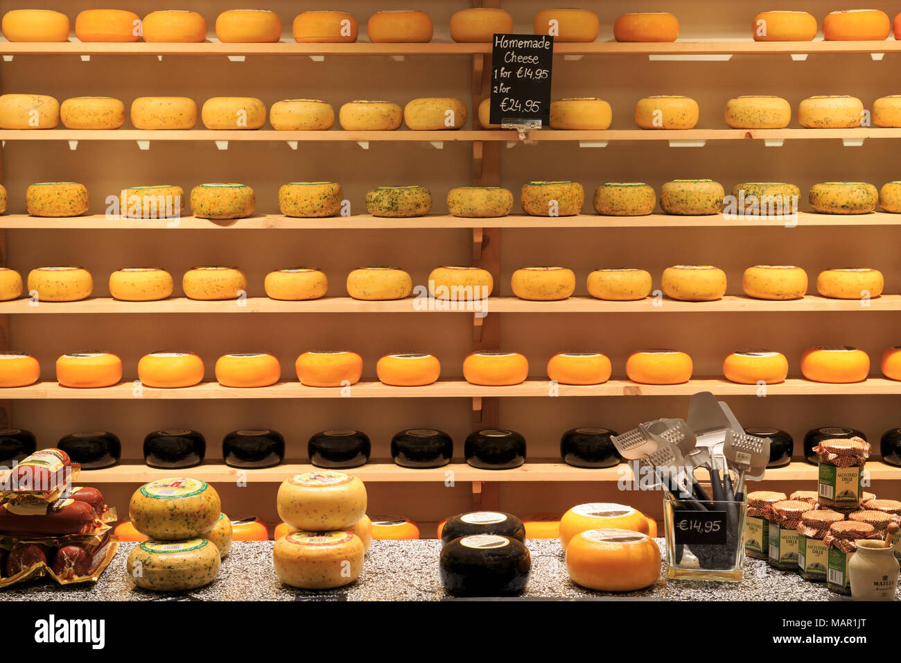 https://c8.alamy.com/comp/MAR1JT/cheese-factory-volendam-north-holland-netherlands-europe-MAR1JT.jpg