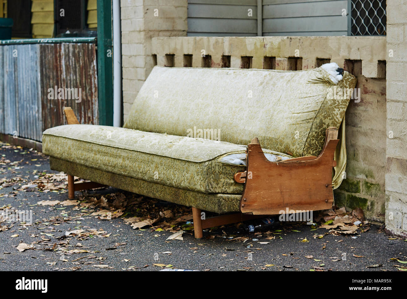interieur Mentor Raap bladeren op Decaying sofa hi-res stock photography and images - Alamy