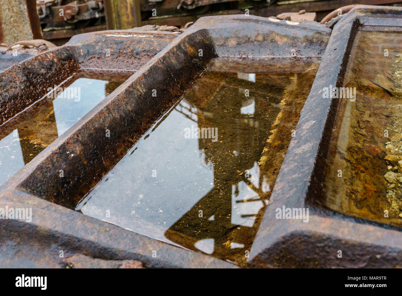 Pouring molten metal equipment hires stock photography and images Alamy