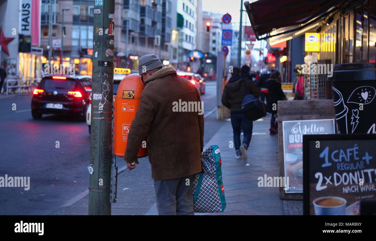 Berlin, Deutschland, leere Kaffeetasse liegt vor einem vollen Mülleimer im  Wald Stockfotografie - Alamy