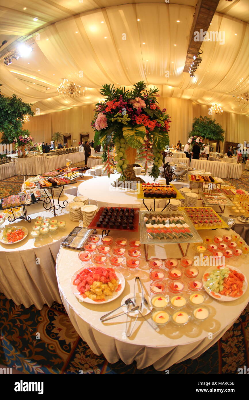 Husband Washes Wife S Feet At Wedding Reception Instead Of Tossing