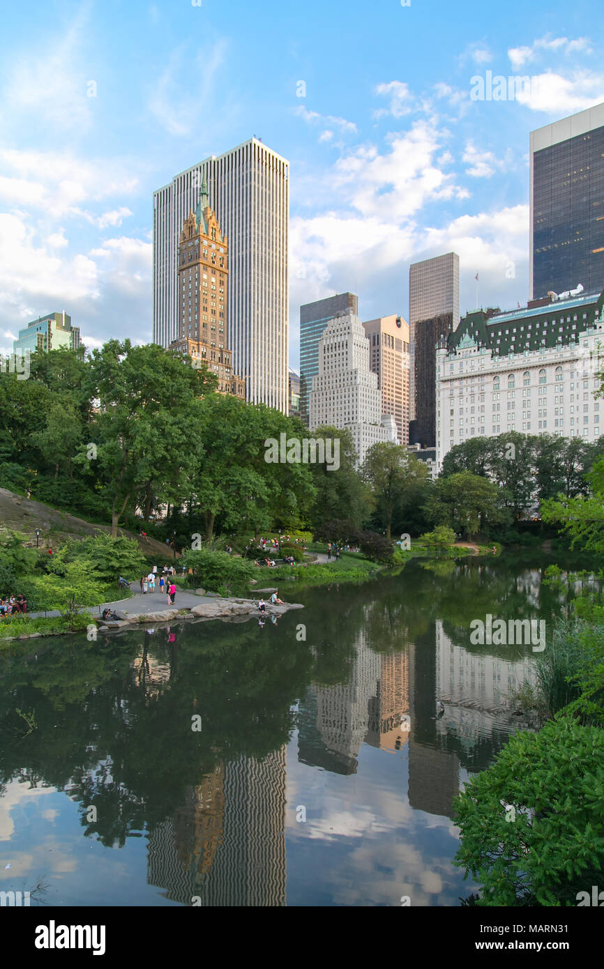 Central Park Lake (The Pond), Manhattan, New York Stock Photo - Alamy