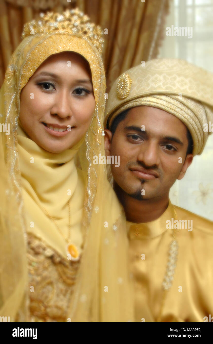 Malay traditional costume hires stock photography and images Alamy
