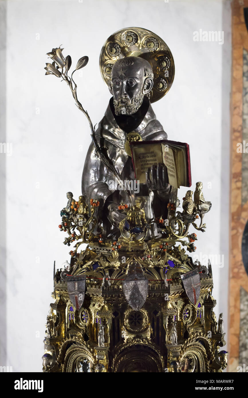 Reliquary with the head of Saint Dominic. Gold and silver work by the goldsmith Jacopo Roseto da Bologna (1383) installed inside the Arca di San Domenico (Shrine of Saint Dominic) in the Basilica of San Domenico (Basilica di San Domenico) in Bologna, Emilia-Romagna, Italy. Stock Photo