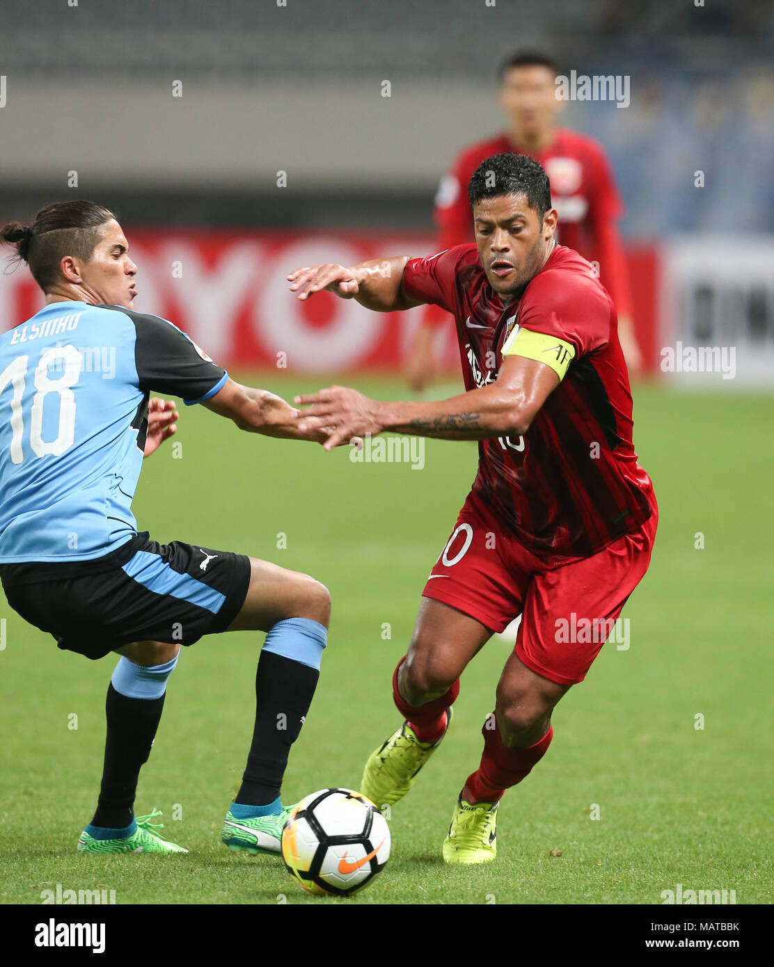 Shanghai, China. 4th Apr, 2018. Hulk (R) of Shanghai SIPG FC competes during the AFC Champions League group F soccer match between China's Shanghai SIPG FC and Japan's Kawasaki Frontale in Shanghai, east China, April 4, 2018. The match ended in a 1-1 draw. Credit: Ding Ting/Xinhua/Alamy Live News Stock Photo