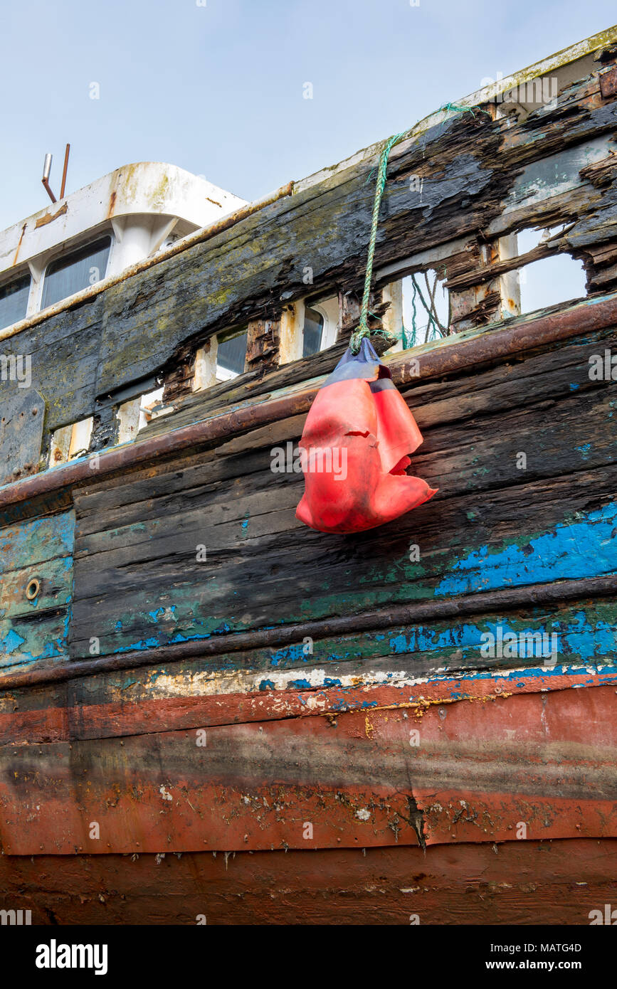 ENGLAND West Sussex Worthing Timber washed up on beach ... Rotting Ship Stock Photos & Rotting Ship Stock Images - Alamy