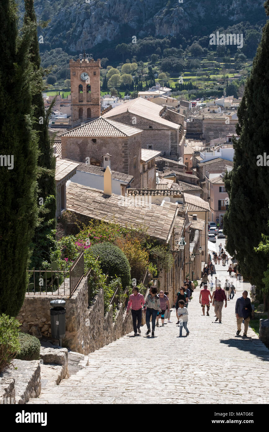 Mallorca, Pollenca, Puig del Calvari, Treppe zum Kalvarienberg. Blick vom Oratorium auf die Stadt Stock Photo