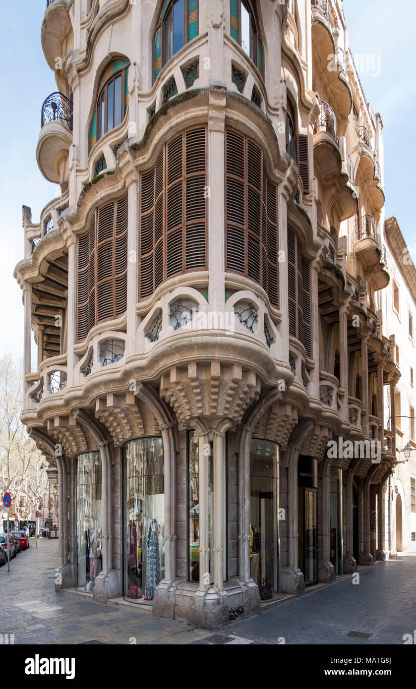 Mallorca, Palma de Mallorca, Placa Mercat, Doppelhaus Can Casasayas, 1908-1911 von Francesc Roca im Modernisme-Stil erbaut Stock Photo