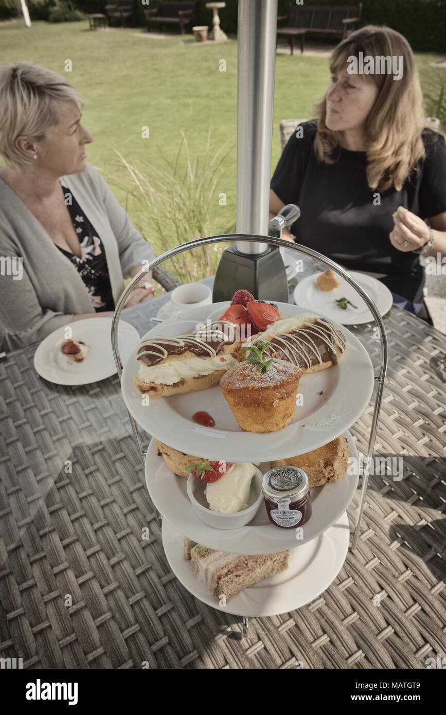 Women friends afternoon tea hi-res stock photography and images - Alamy