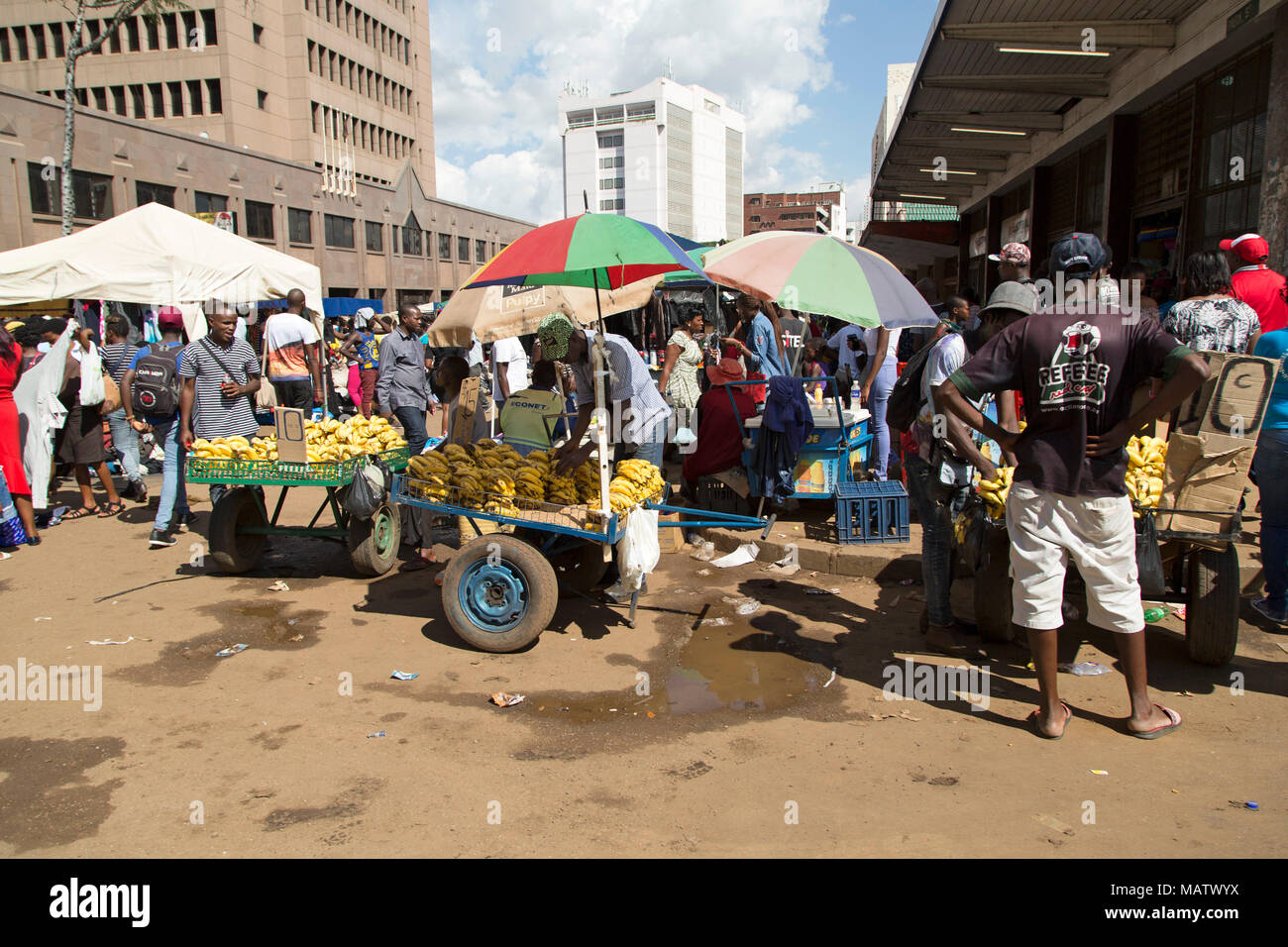 Market stalls in harare zimbabwe hires stock photography and images