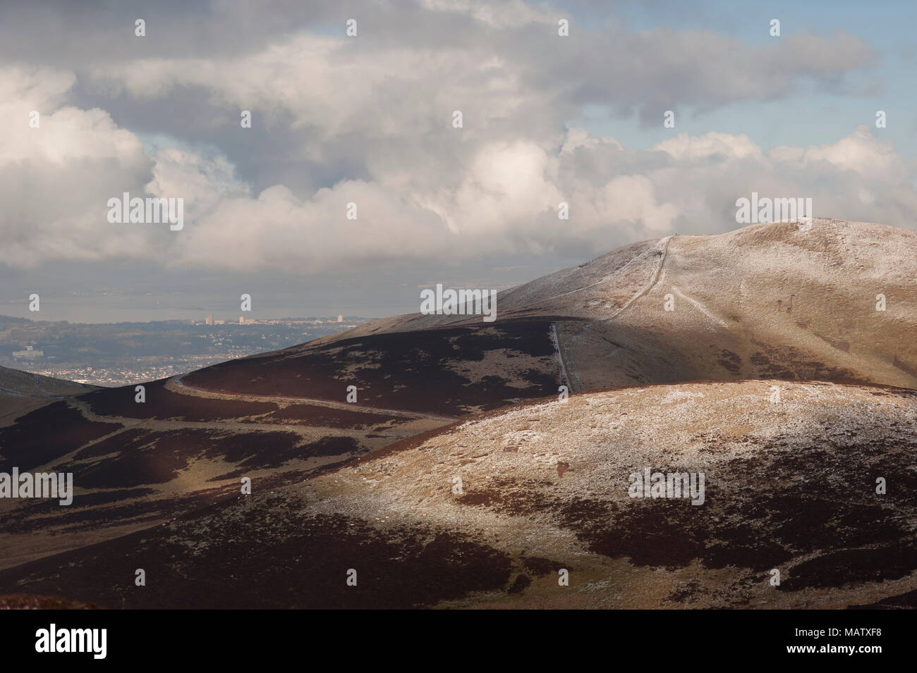 A view of Edinburgh from the snow covered Pentland hills Stock Photo