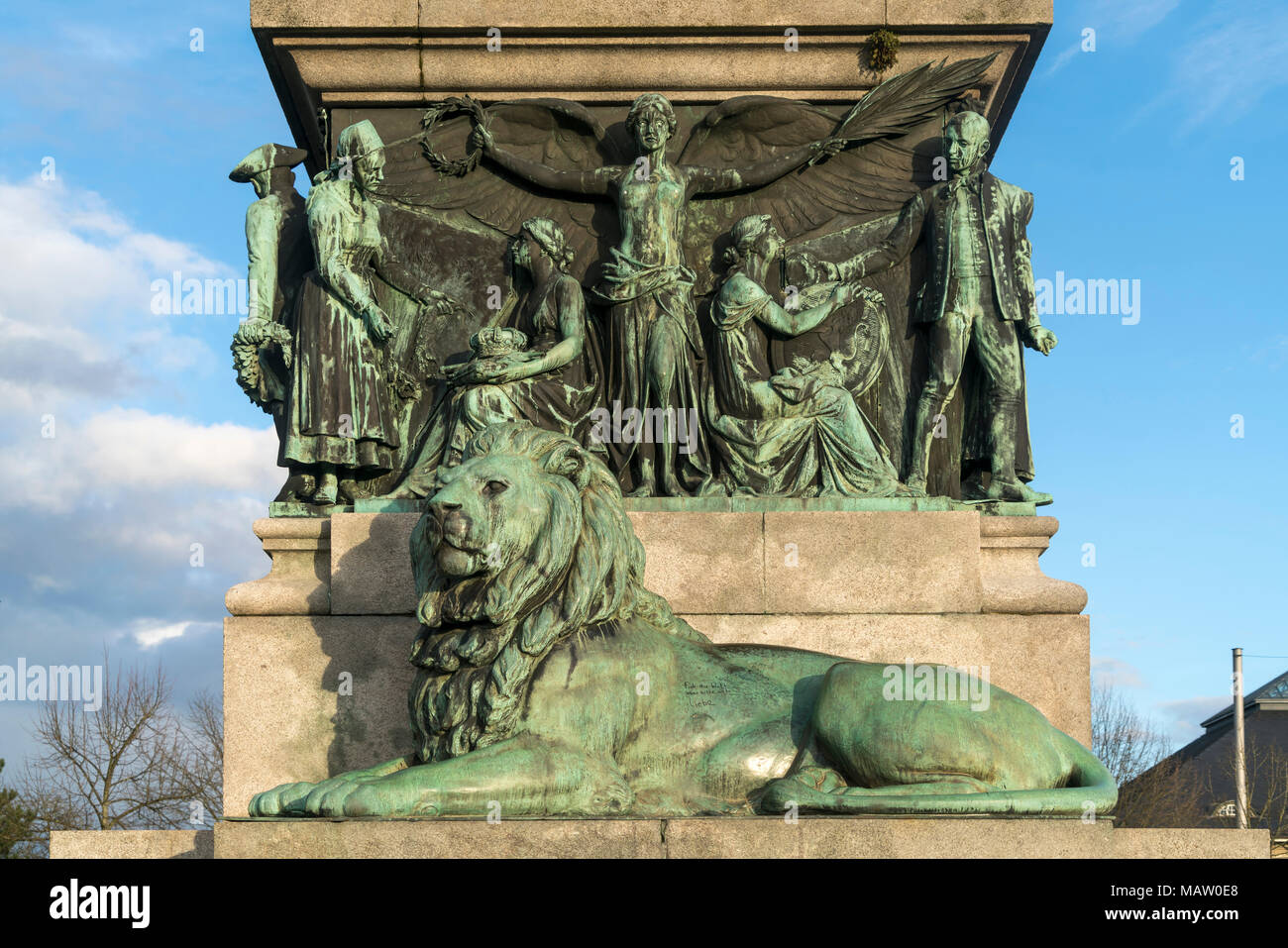 Löwe des Landesdenkmal auf der Adolfshöhe,  Wiesbaden, Hessen, Deutschland  |  lion of the state monument Landesdenkmal on Adolfshöhe,  Wiesbaden, Hes Stock Photo