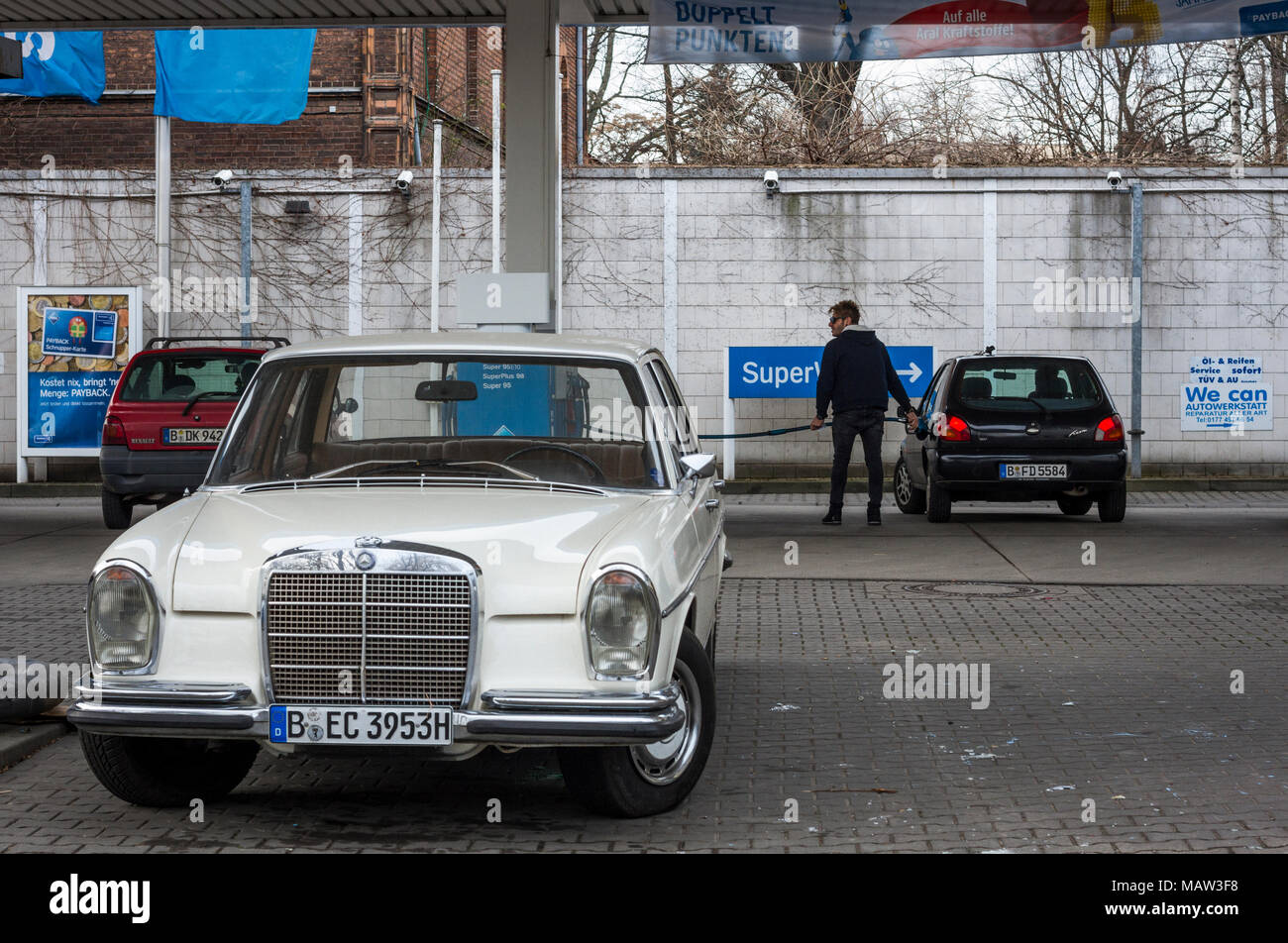 Old mercedes parked hi-res stock photography and images - Alamy