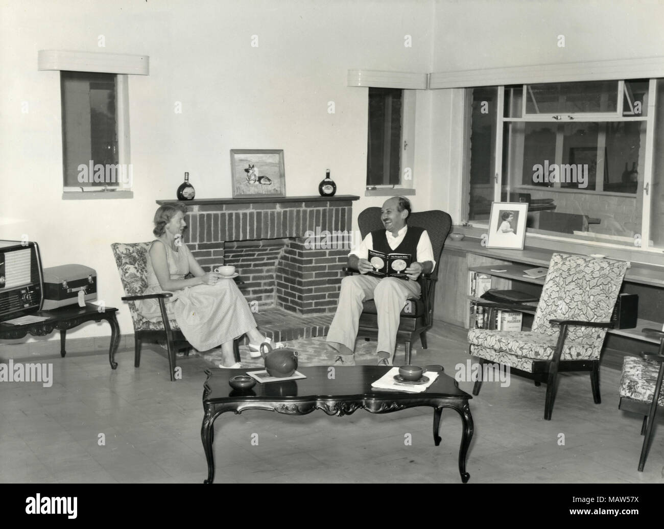 Couple sitting in the living room, South Rhodesia, Zambia 1950s Stock Photo