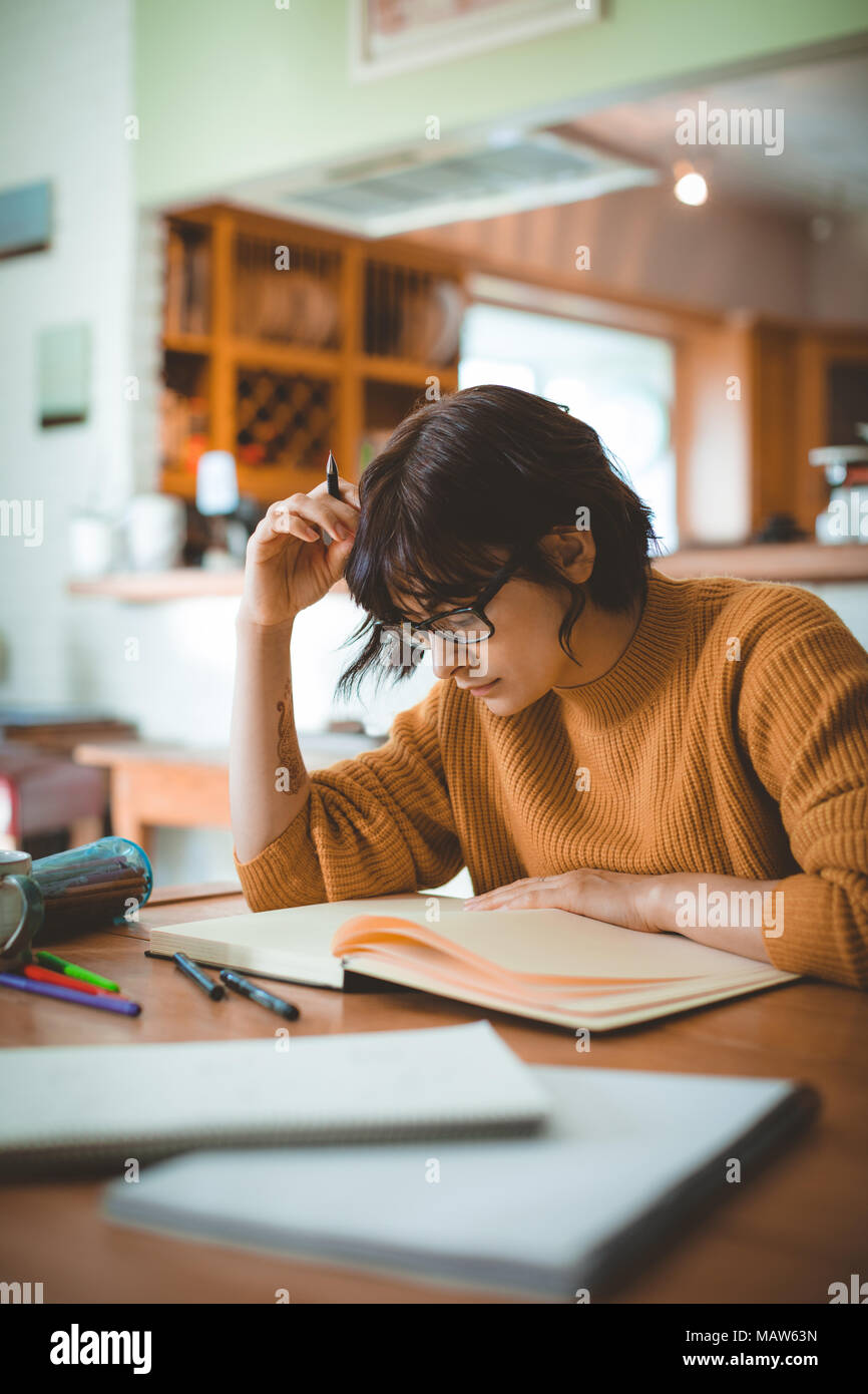 Woman drawing a sketch in a book Stock Photo - Alamy