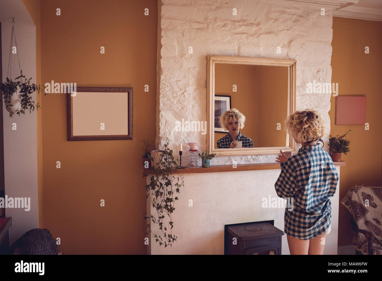 Short curly hair mirror hi-res stock photography and images - Alamy