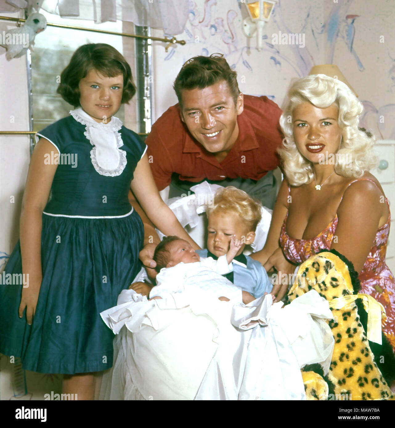 JAYNE MANSFIELD (1933-1967) American film actress with second husband Mickey  Hargitay and children from left: Jayne, Mickey Jnr,Zoltan about 1960 Stock Photo