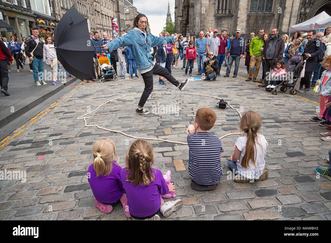 Children viewing a Street Performer on High Street during Fringe Festival Stock Photo