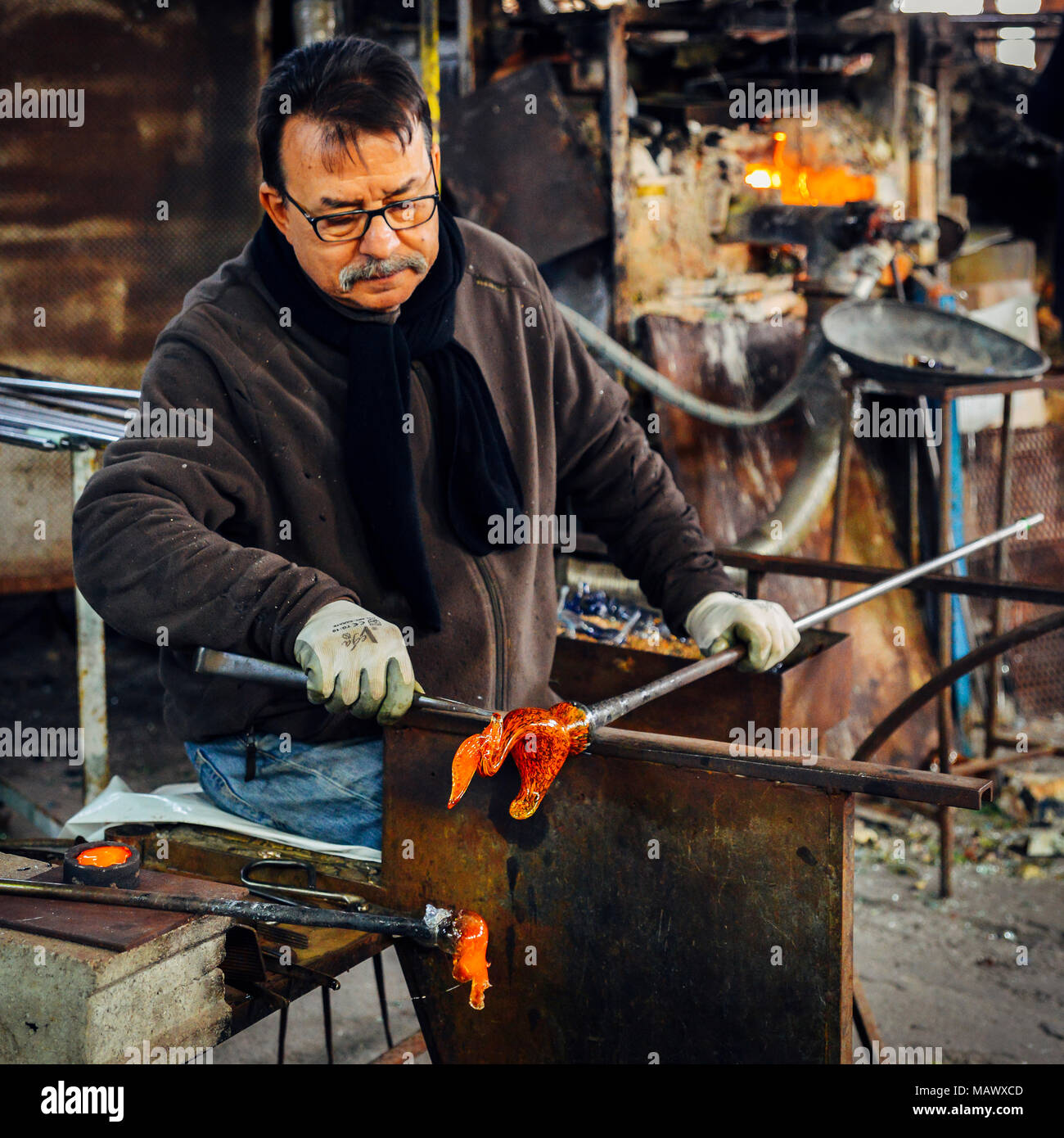 Glass blower at work gloves hires stock photography and images Alamy