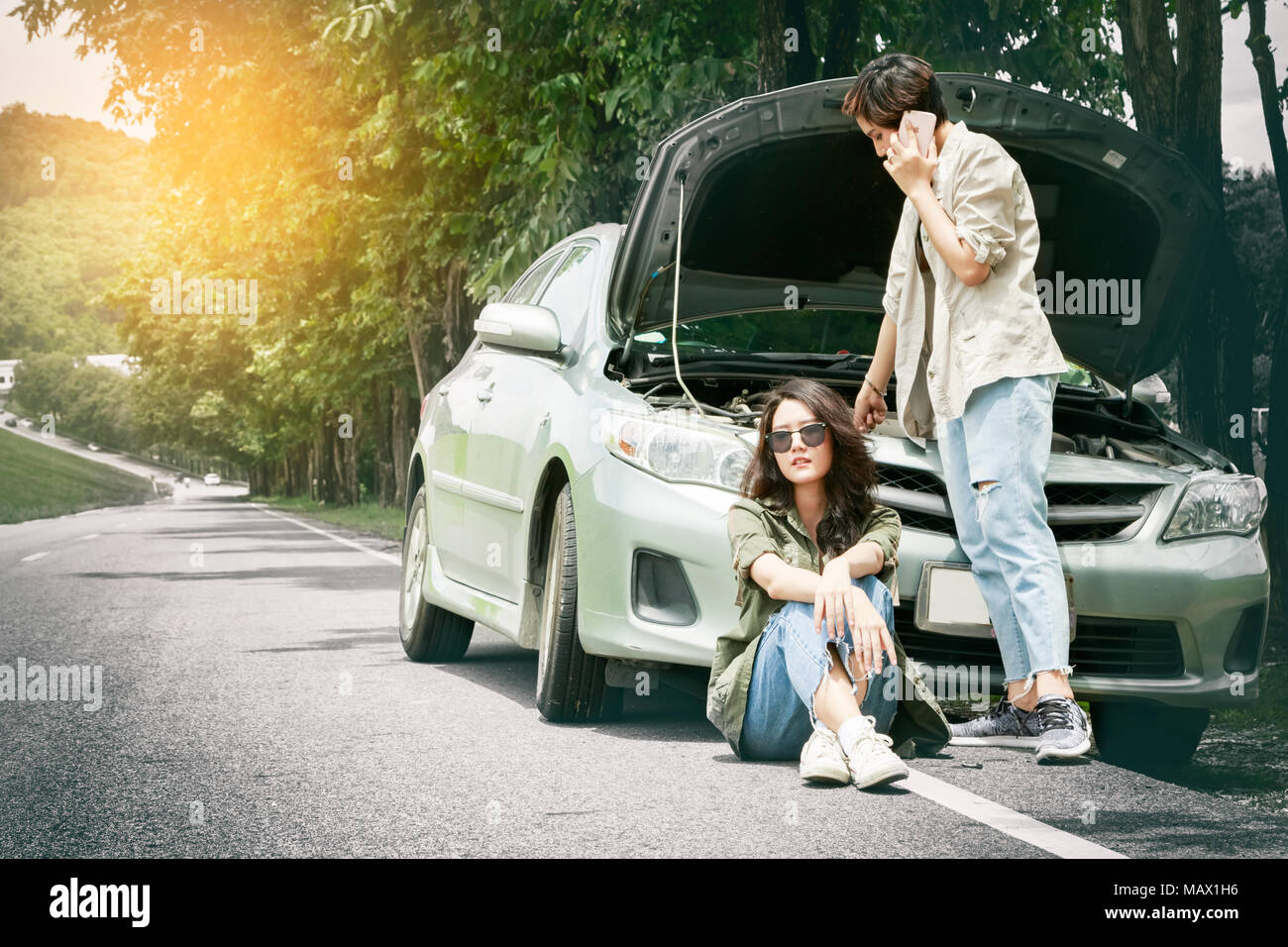 Woman calling for help after her car breakdown Stock Photo - Alamy