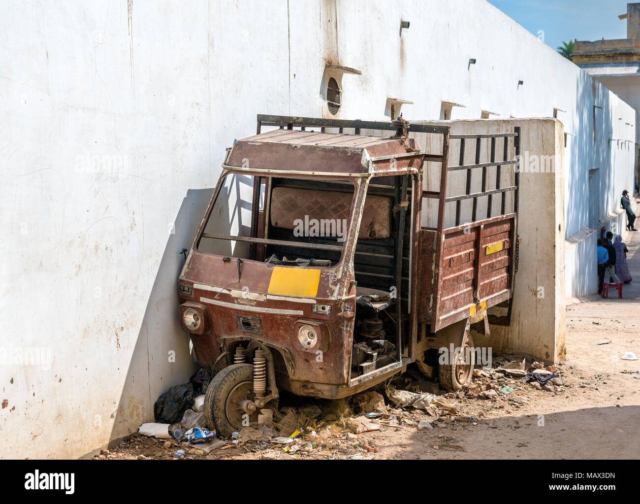 Abandoned auto rickshaw in Jaipur, India Stock Photo