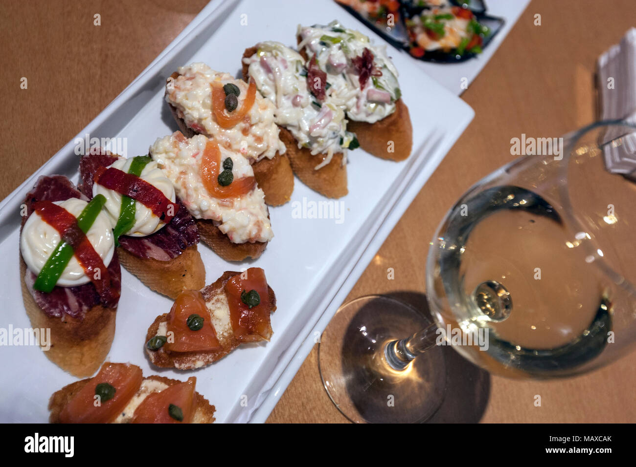White wine with tapas in Bar Toloño, tapas and pinchos in Vitoria
