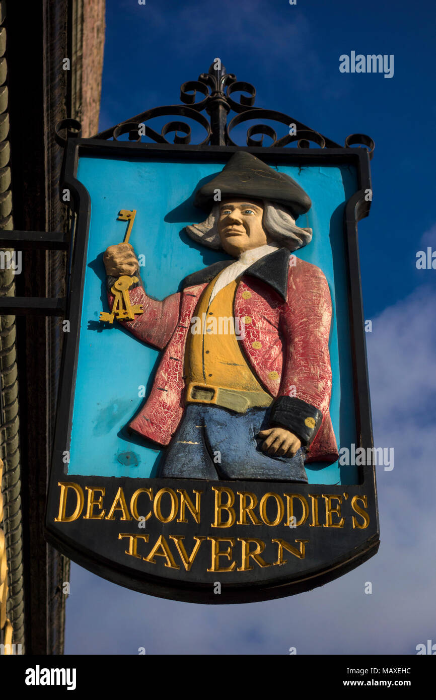 Deacon Brodie's Tavern, Royal Mile, Edinburgh, Scotland; William Brodie, famous 18thC robber and burglar, eventually hanged Stock Photo