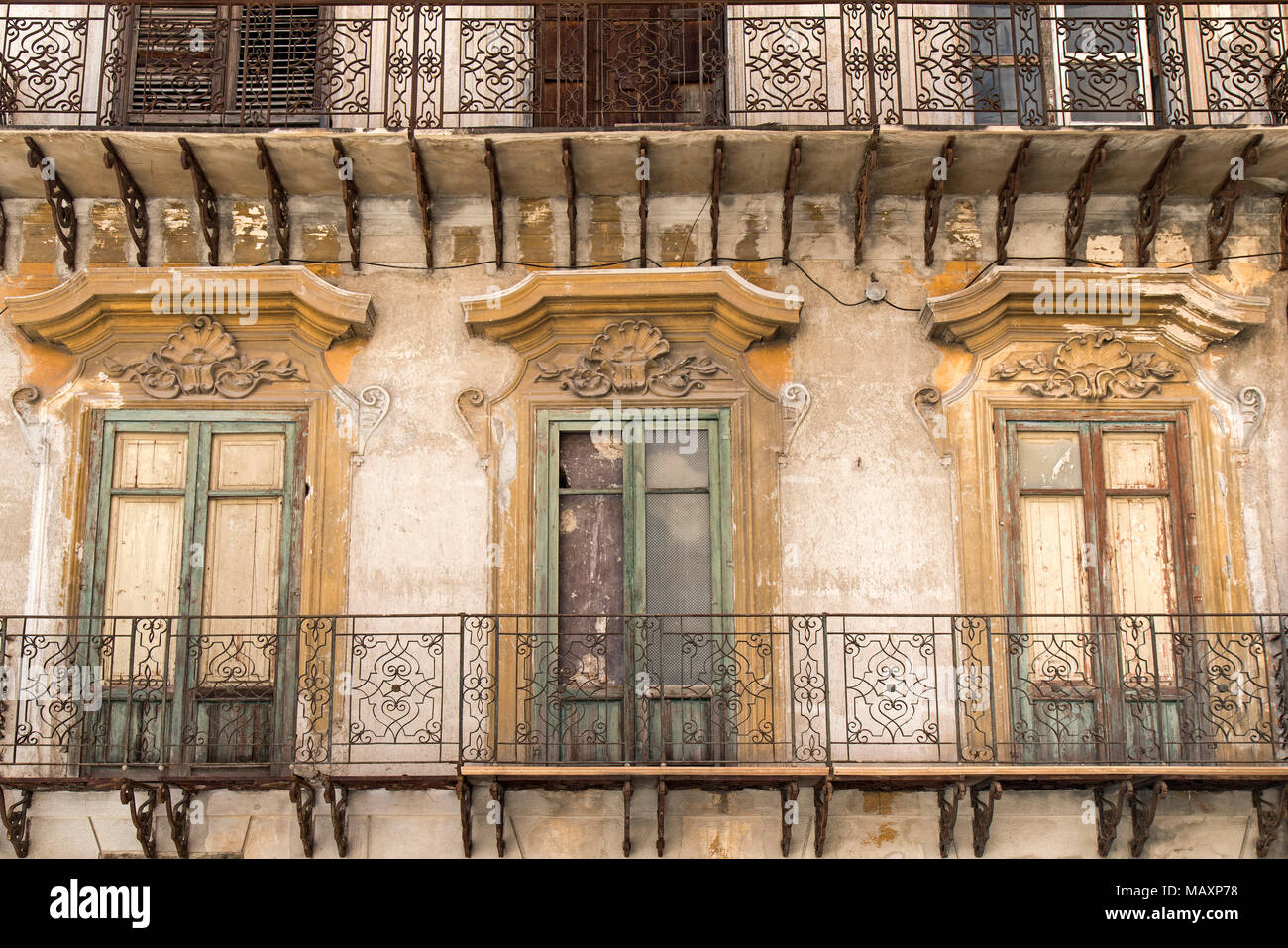 Balcony on a building overlooking the fountain at Piazza Pretoria in palermo, Sicily, Italy. Stock Photo