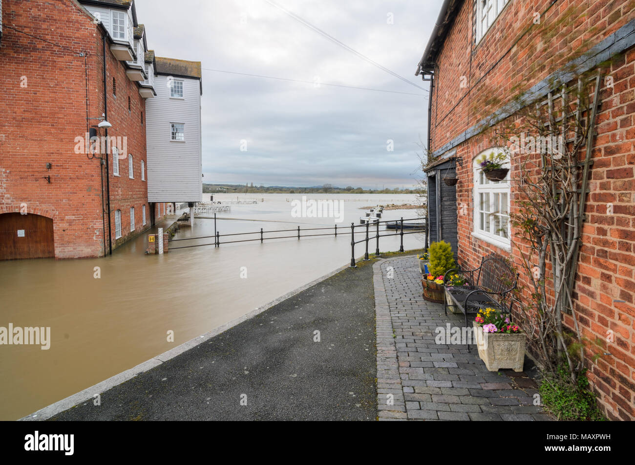 Tewkesbury. 4th Apr, 2018. UK Weather: The Old Mill in Tewkesbury with the River Avon in heavy flood during April 2018. Credit: Simon Crumpton/Alamy Live News Stock Photo